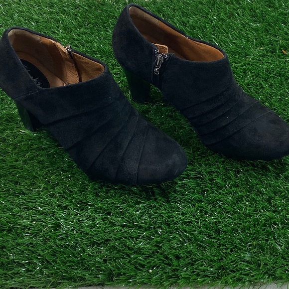 Clarks Shoes - Clarks Artisan Black Ankle Boots Heel Zipper NWOT